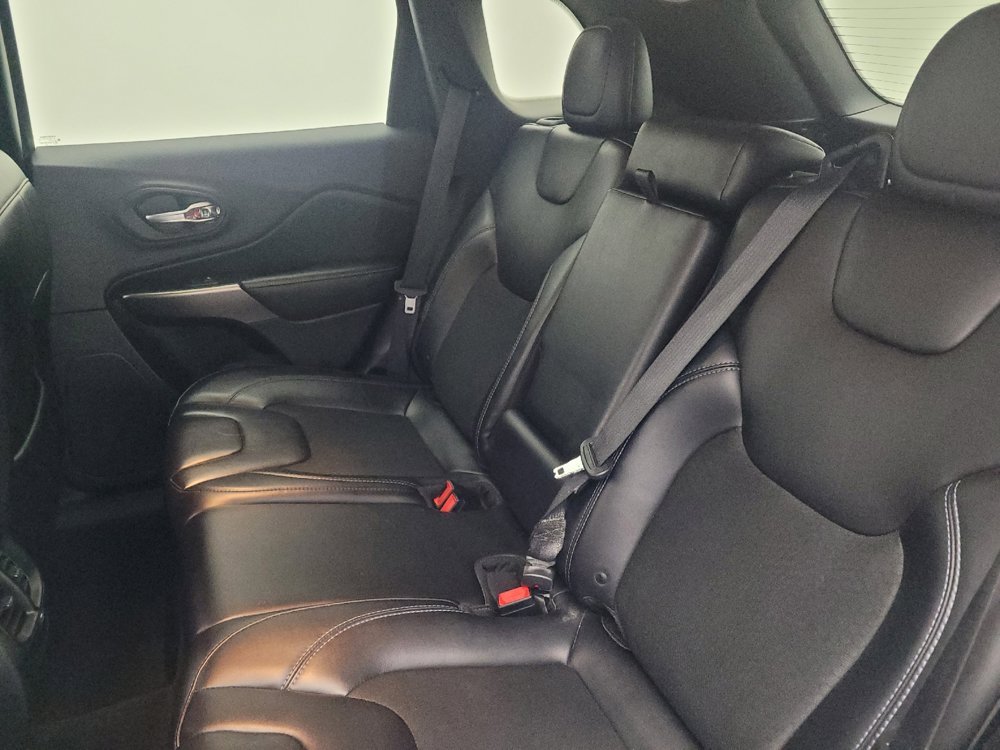 Used 2019 Jeep Cherokee Latitude Plus w/ Cold Weather Group AWD/4WD image 18
