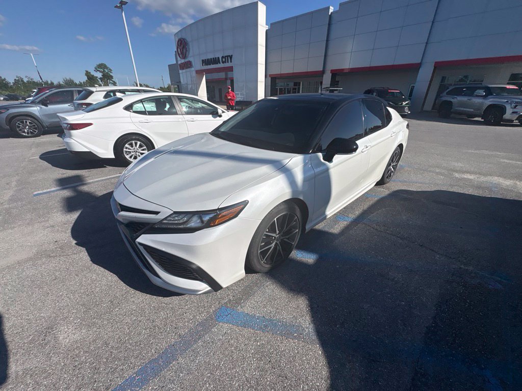 Used 2023 Toyota Camry XSE FWD image 5