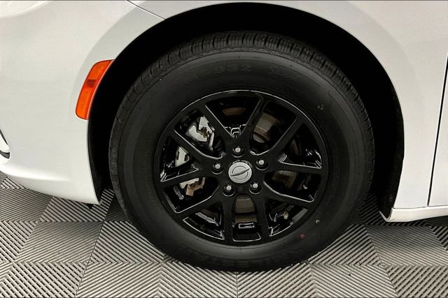 Used 2024 Chrysler Pacifica Touring-L image 10