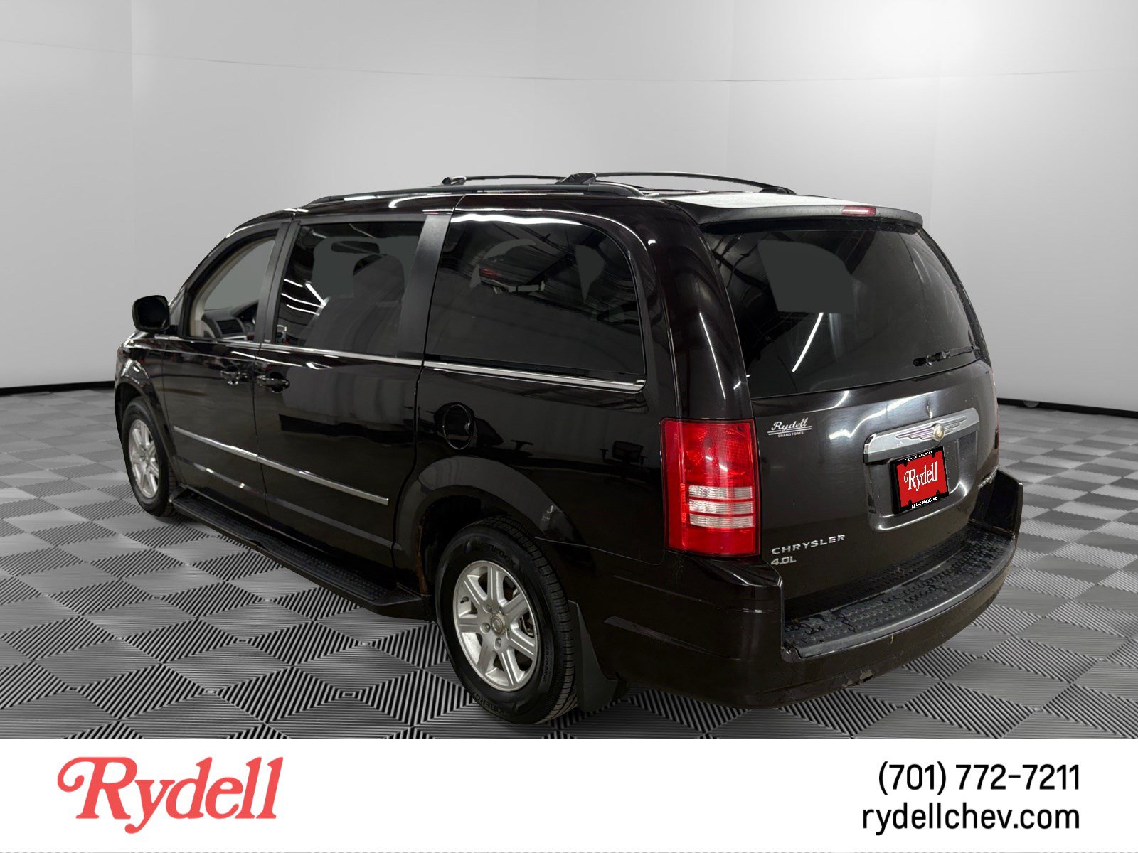 Used 2010 Chrysler Town & Country Touring Plus FWD image 3