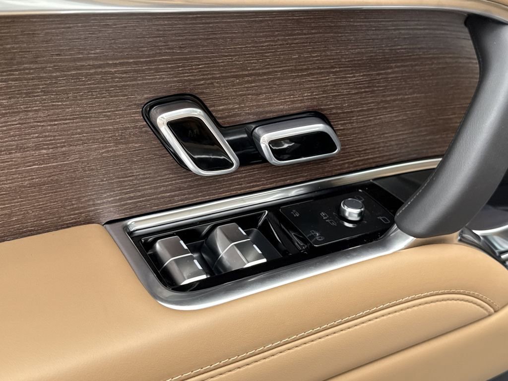 New 2025 Land Rover Range Rover Long Wheelbase SE image 21