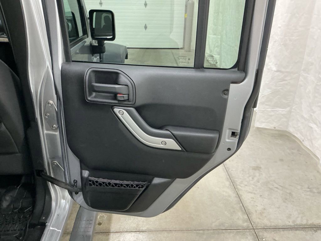Used 2016 Jeep Wrangler Unlimited Rubicon w/ Connectivity Group image 27