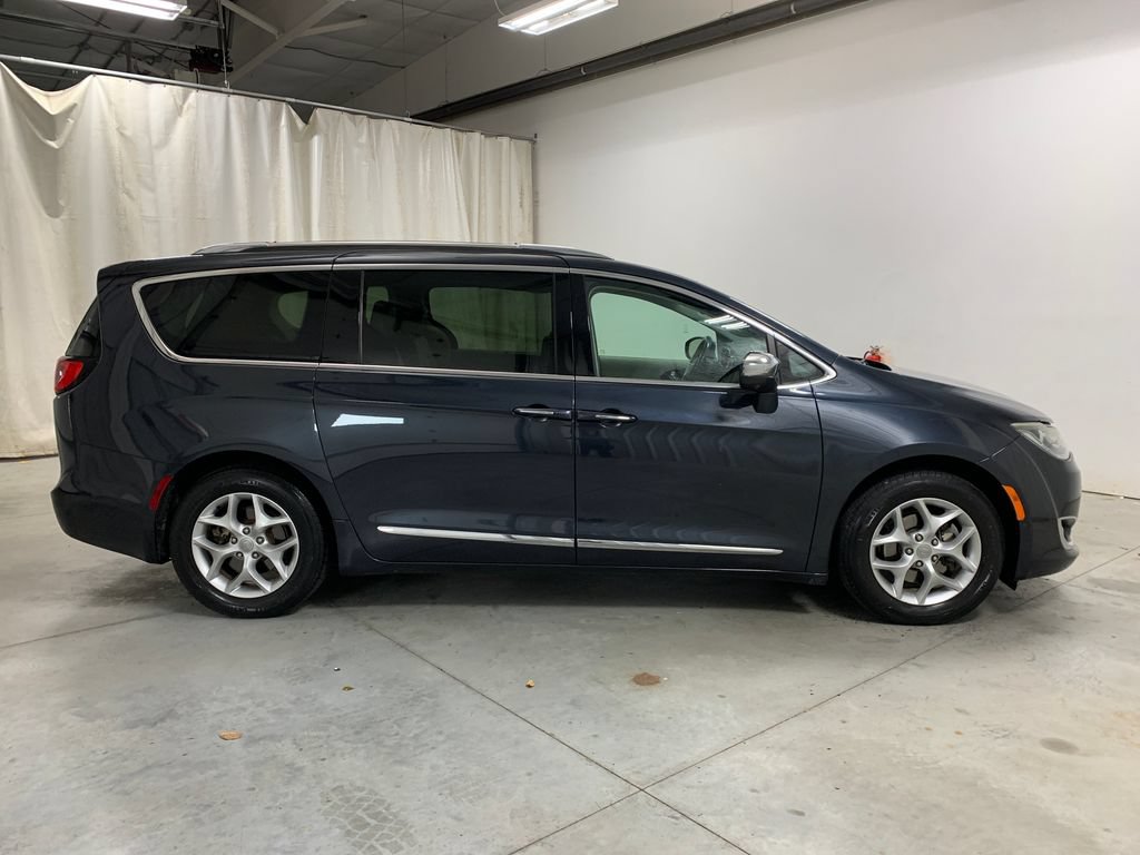 Used 2020 Chrysler Pacifica Limited w/ Advanced Safetytec Group FWD image 12