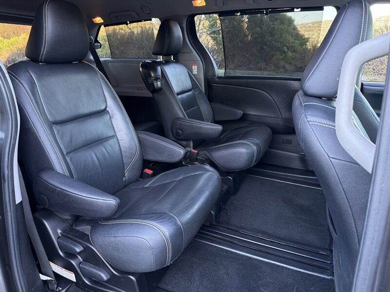 Used 2016 Toyota Sienna SE Premium FWD image 17
