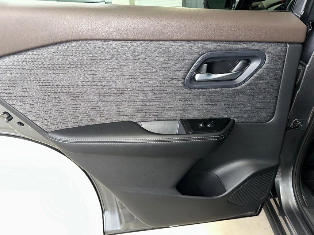 Used 2023 Nissan Rogue SV AWD/4WD image 16