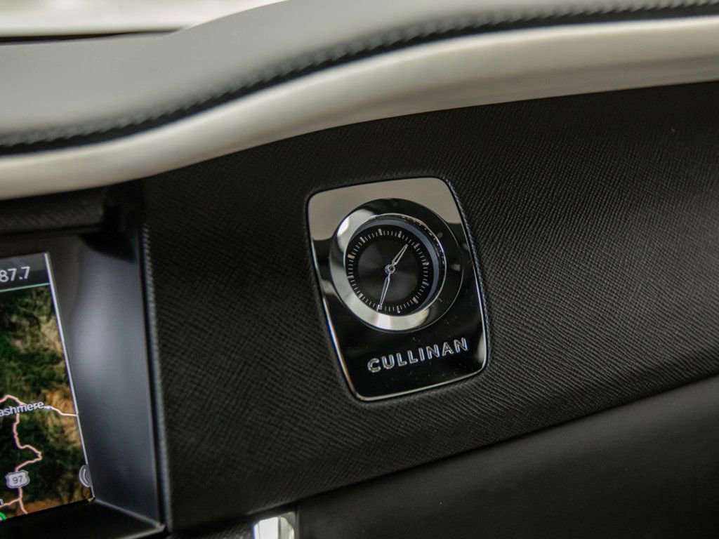 Used 2022 Rolls-Royce Cullinan w/ Cullinan Package image 31