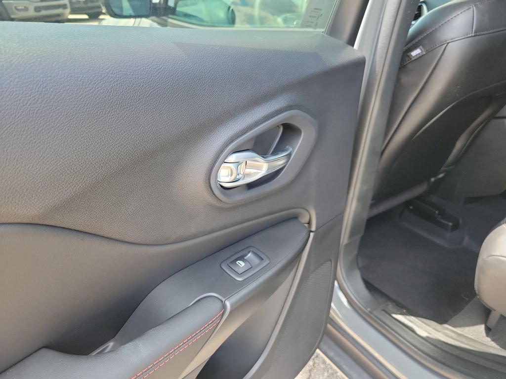 Used 2023 Jeep Cherokee Trailhawk AWD/4WD image 17
