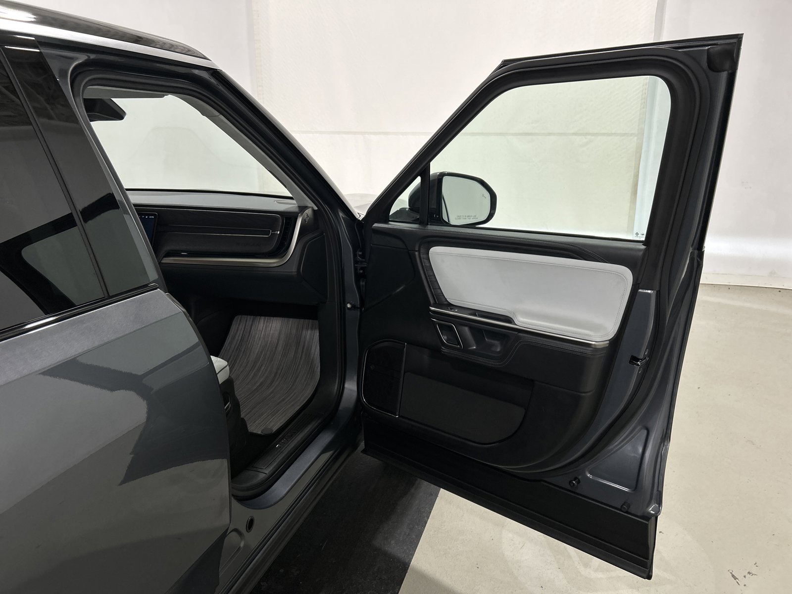 Used 2024 Rivian R1S Adventure AWD/4WD image 18