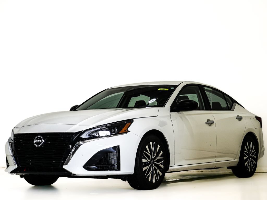 Used 2025 Nissan Altima 2.5 SV FWD image 3