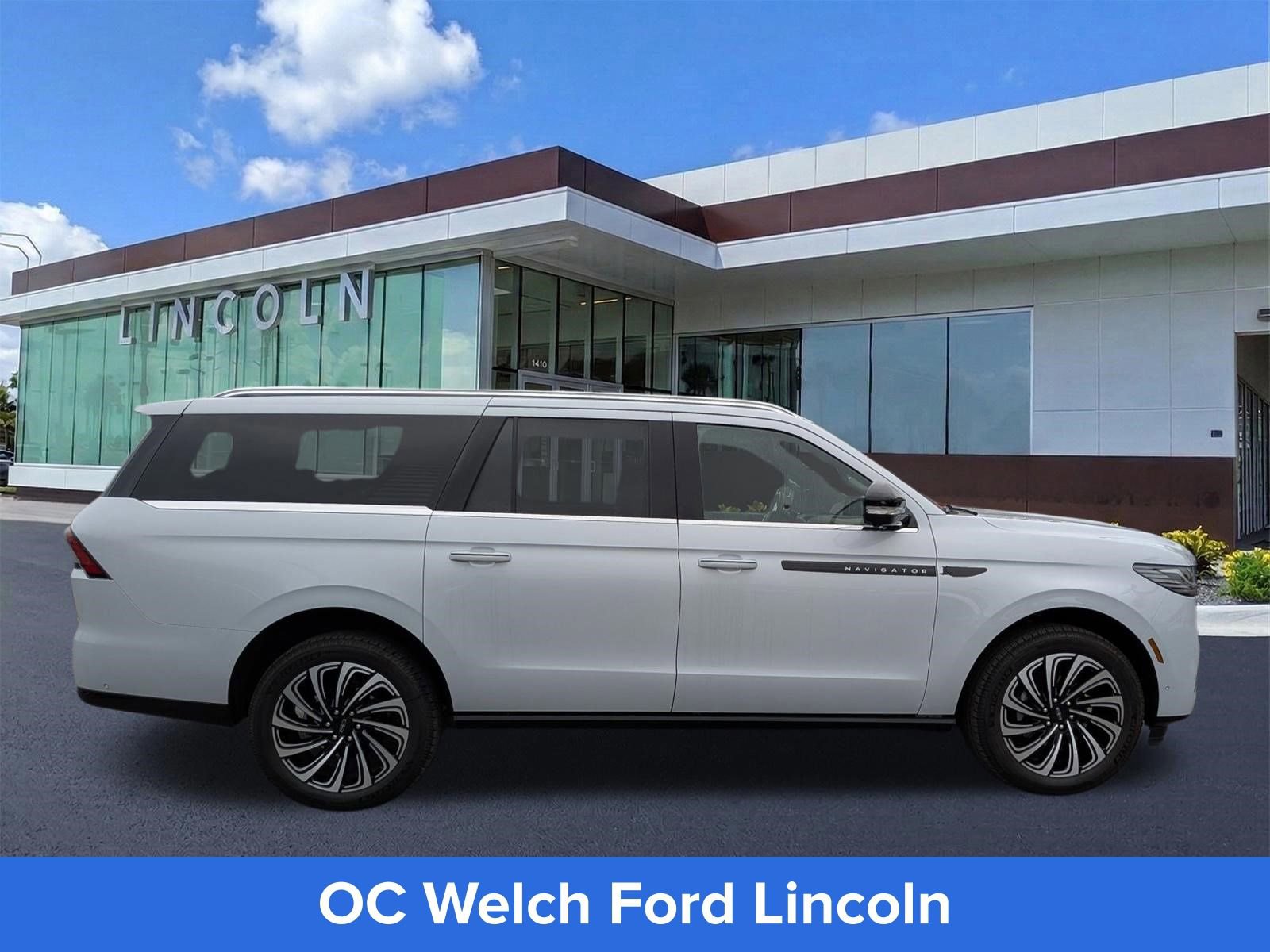 Certified 2025 Lincoln Navigator L Black Label AWD/4WD image 4