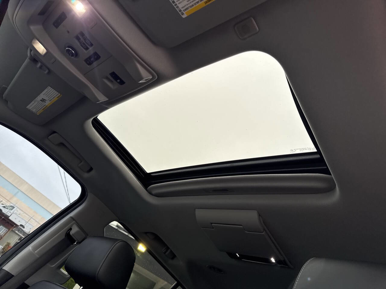 Used 2018 Chevrolet Suburban LT image 33