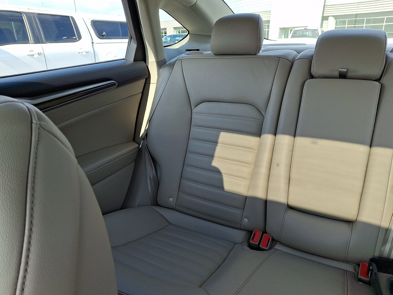 Certified 2018 Ford Fusion SE w/ Fusion SE Technology Package FWD image 17