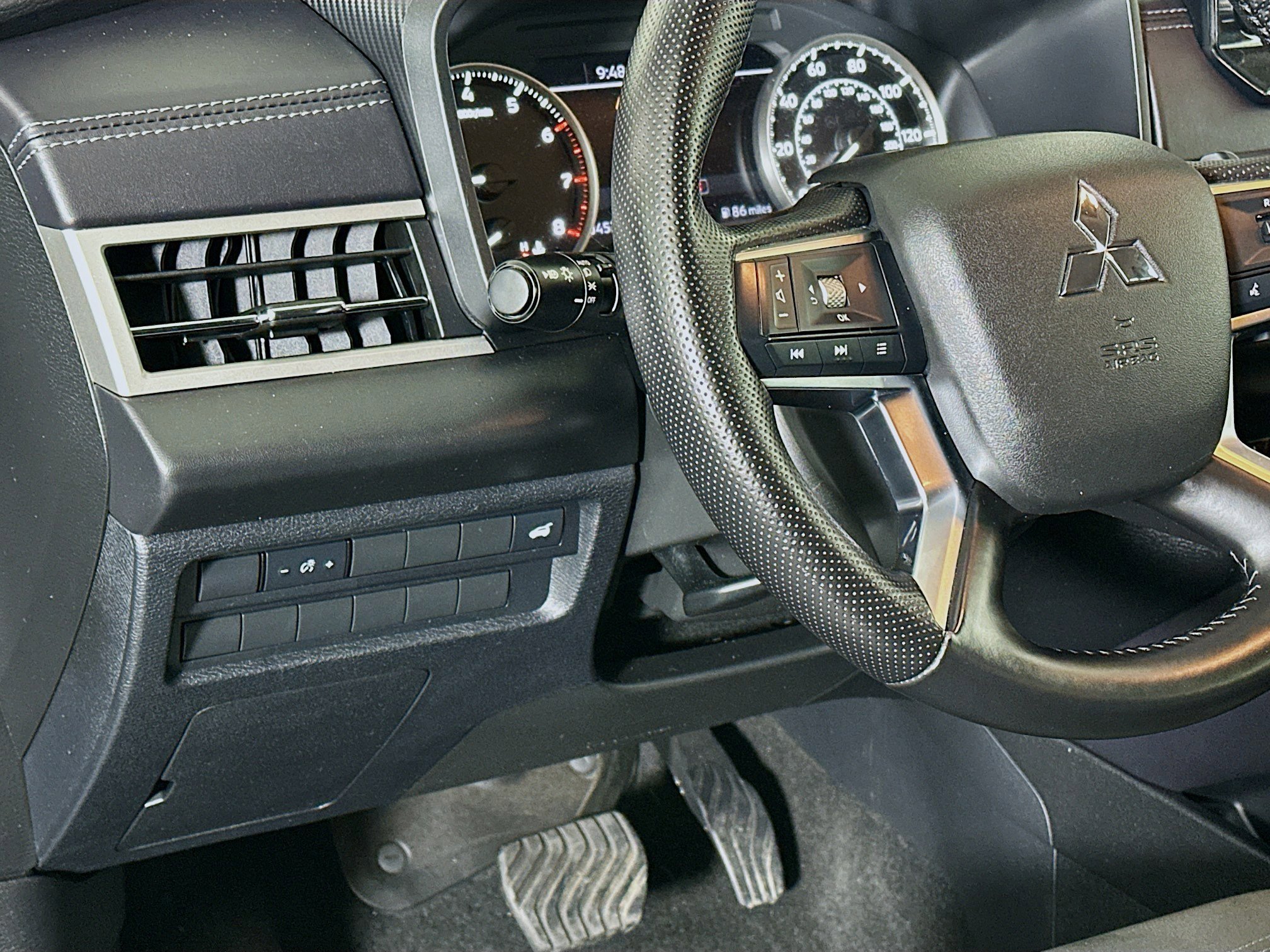 Used 2024 Mitsubishi Outlander SE image 17