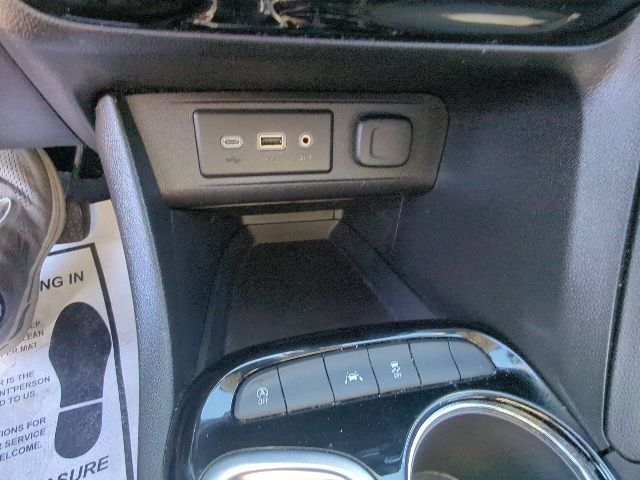 Used 2022 Buick Encore GX Select w/ Sport Touring Package FWD image 19