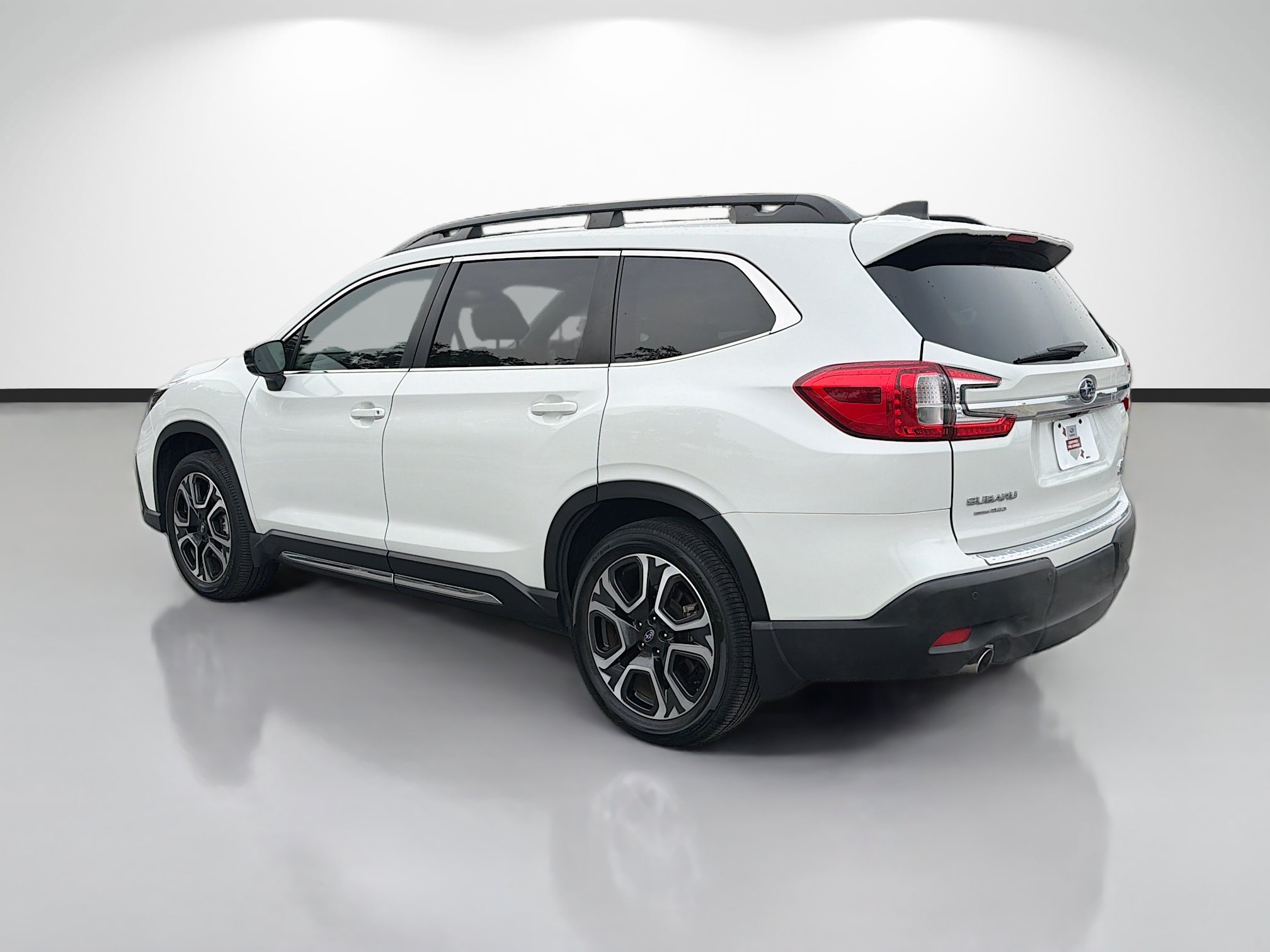 Used 2024 Subaru Ascent Limited w/ Technology Package AWD/4WD image 5