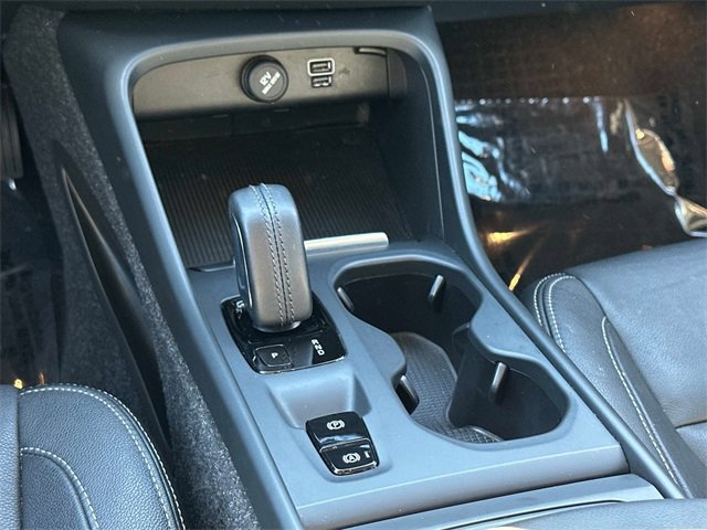 Used 2021 Volvo XC40 T4 Momentum w/ Premium Package image 5