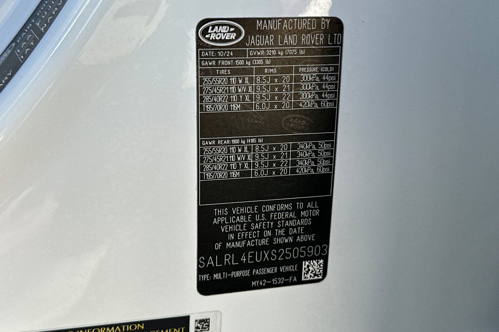 Used 2025 Land Rover Discovery Dynamic SE image 29