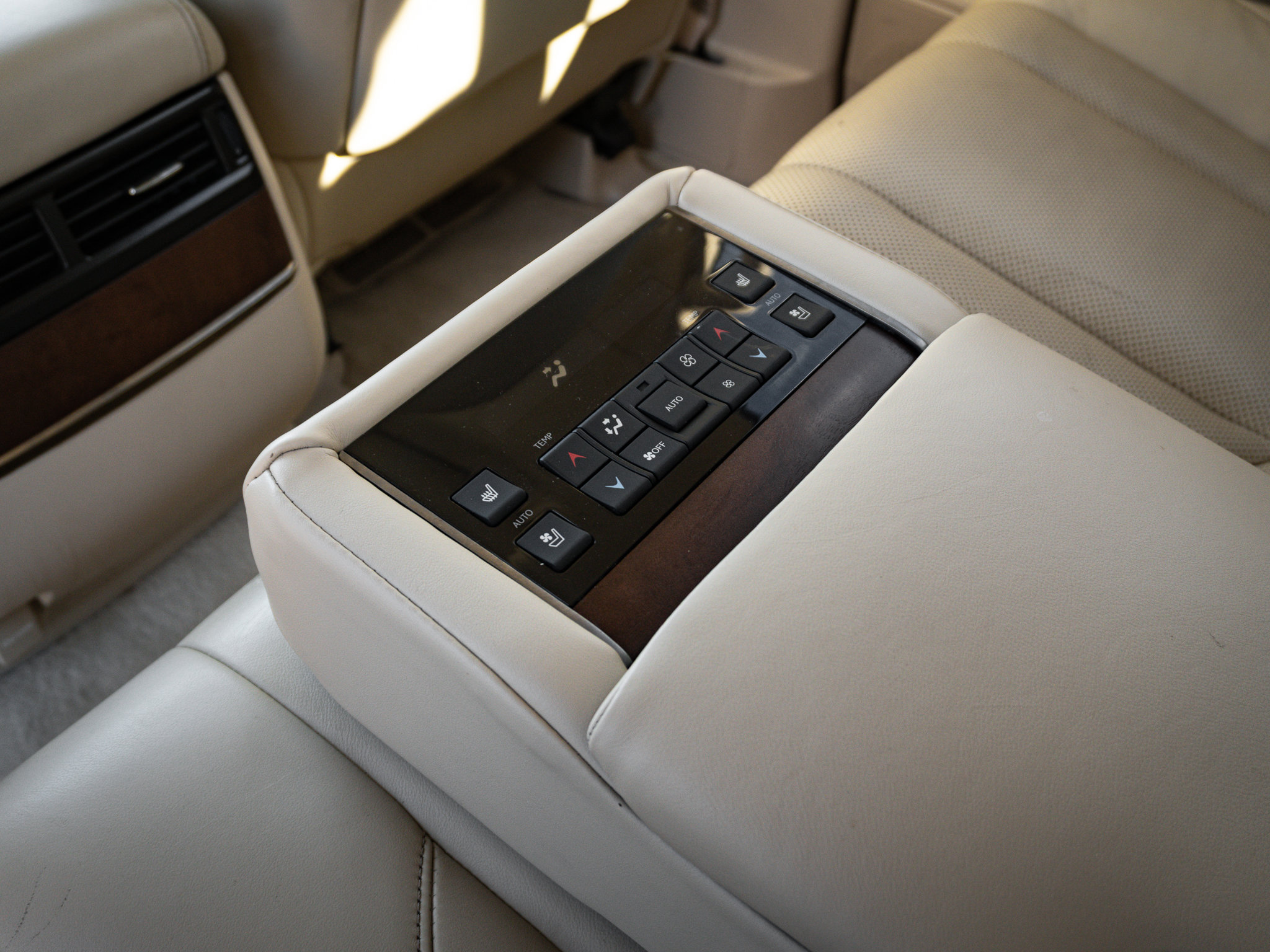 Used 2018 Lexus LX 570 4WD w/ Luxury Package image 31