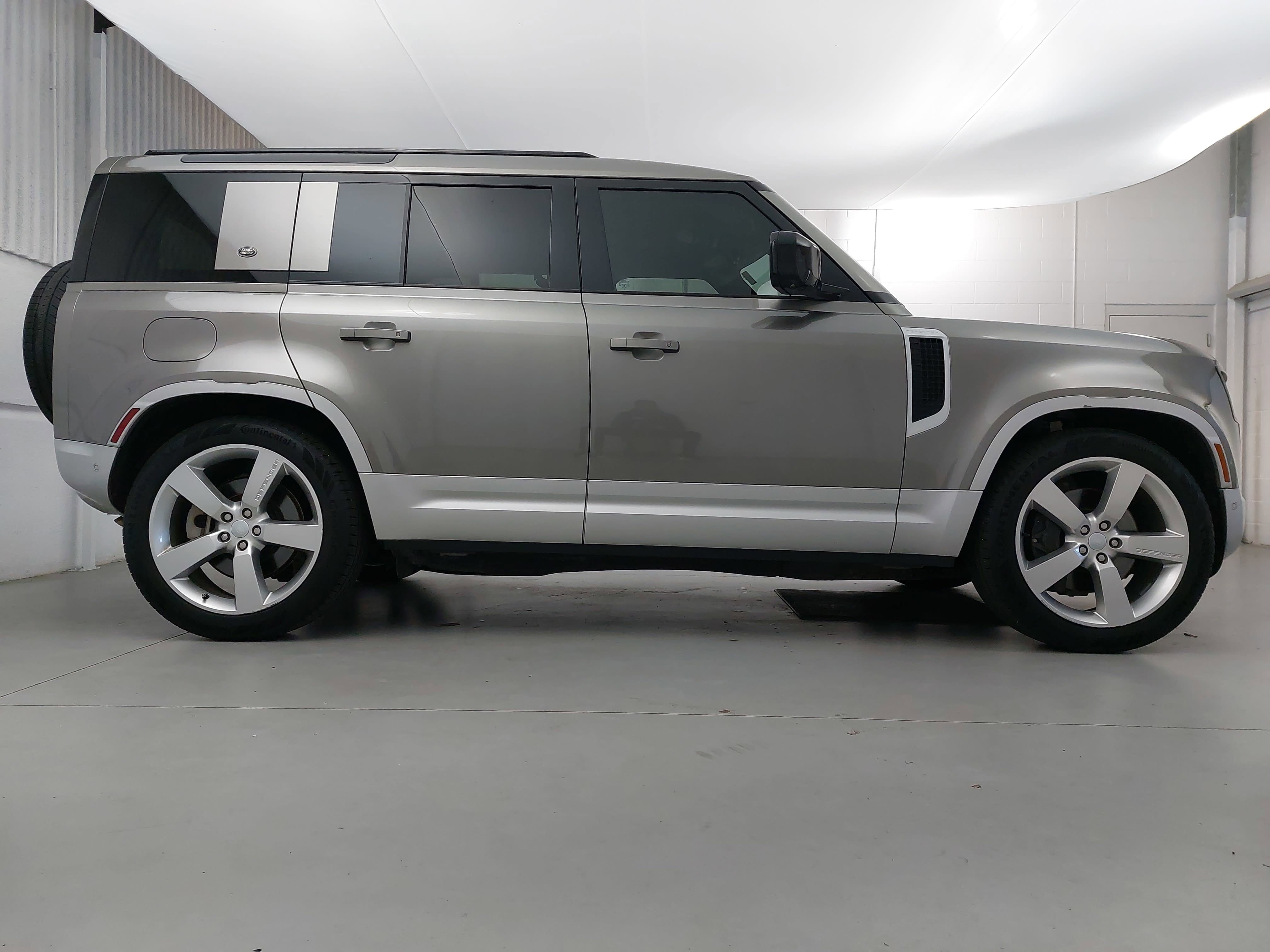 Used 2023 Land Rover Defender 110 SE image 8