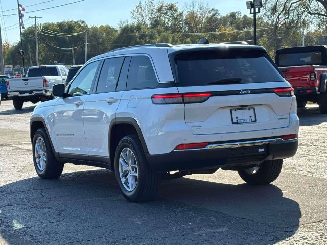 Used 2023 Jeep Grand Cherokee Laredo w/ Luxury Tech Group I AWD/4WD image 2