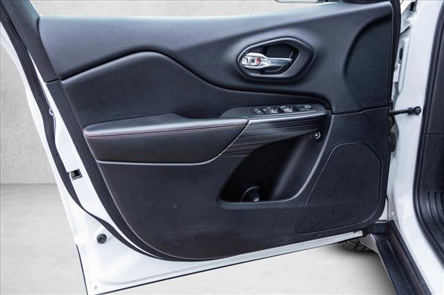 Used 2017 Jeep Cherokee Trailhawk w/ Cold Weather Group image 12