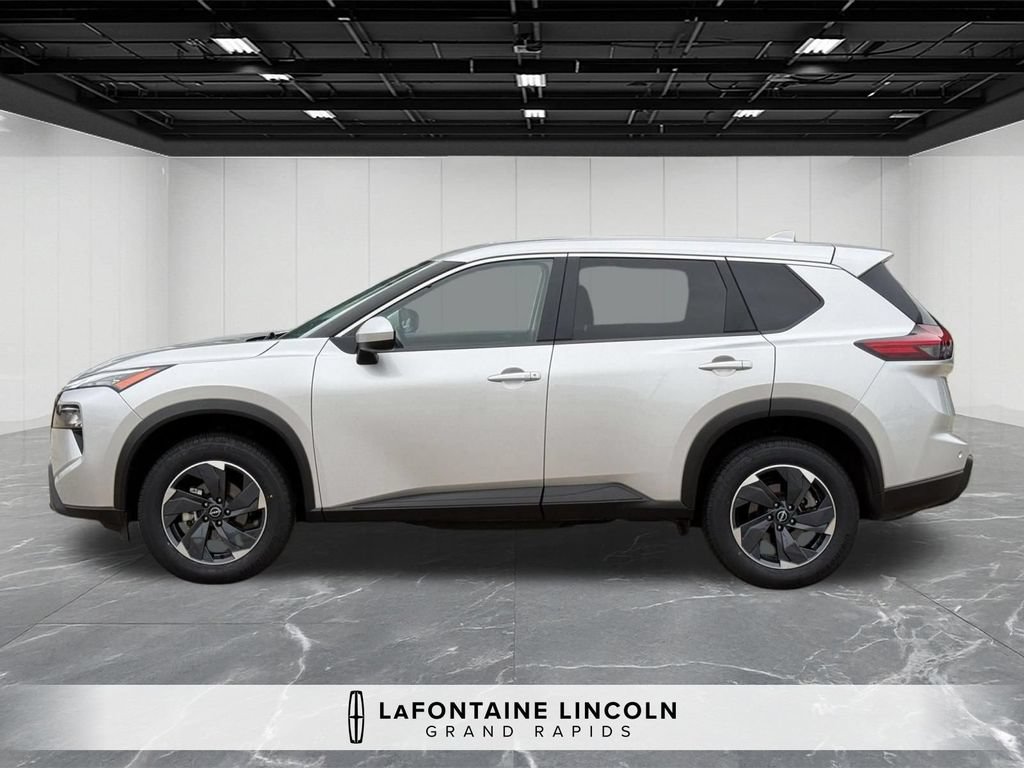 Used 2025 Nissan Rogue SV AWD/4WD image 2