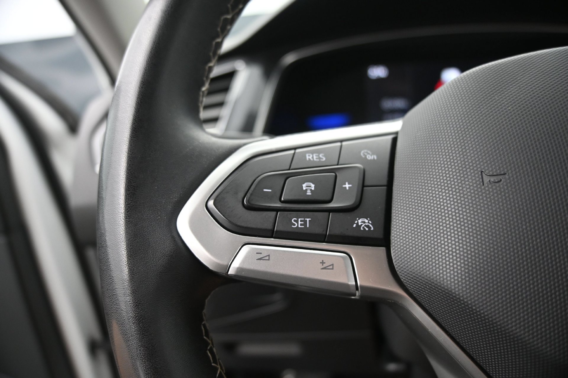 Used 2022 Volkswagen Tiguan SE FWD image 23