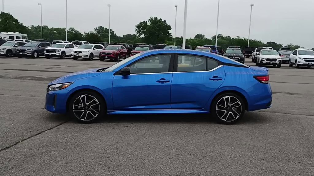 Used 2025 Nissan Sentra SR FWD image 5