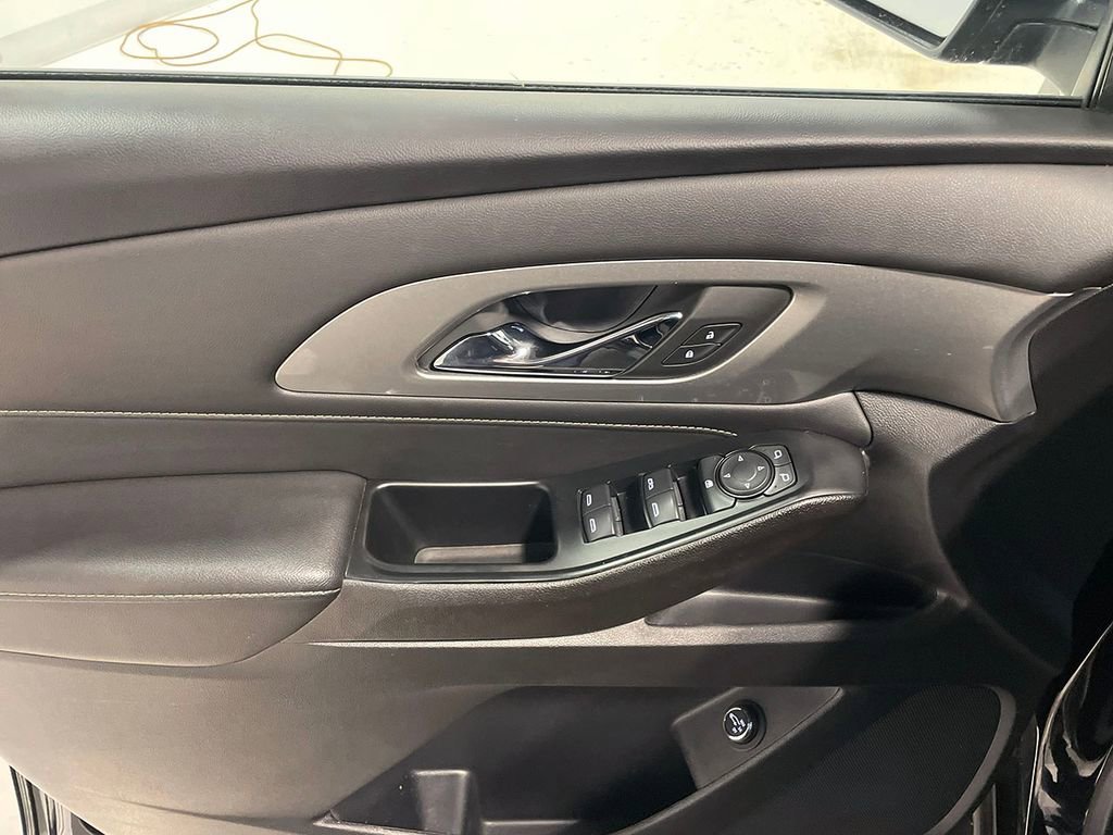 Used 2023 Chevrolet Traverse LT image 18