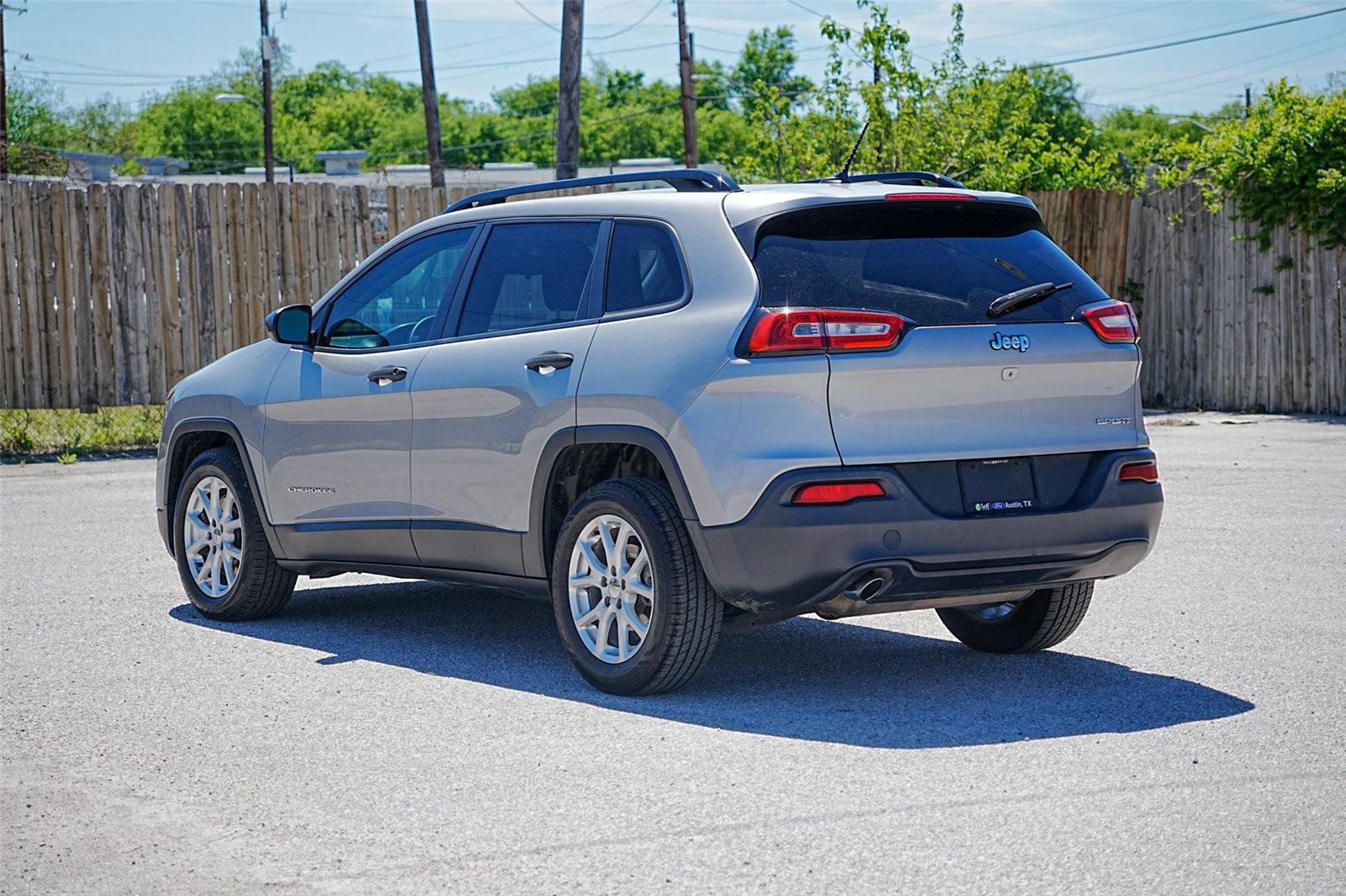 Used 2016 Jeep Cherokee Sport image 6