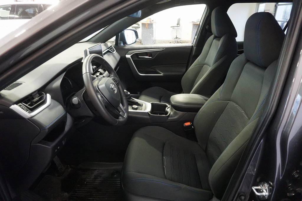 Used 2025 Toyota RAV4 SE image 17