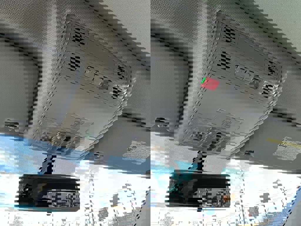 Used 2020 Volkswagen Tiguan SE w/ Panoramic Sunroof Package image 16