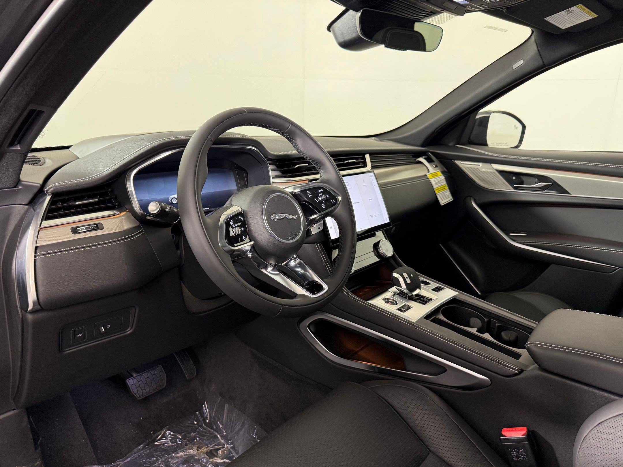 New 2026 Jaguar F-PACE R-Dynamic S AWD/4WD image 4