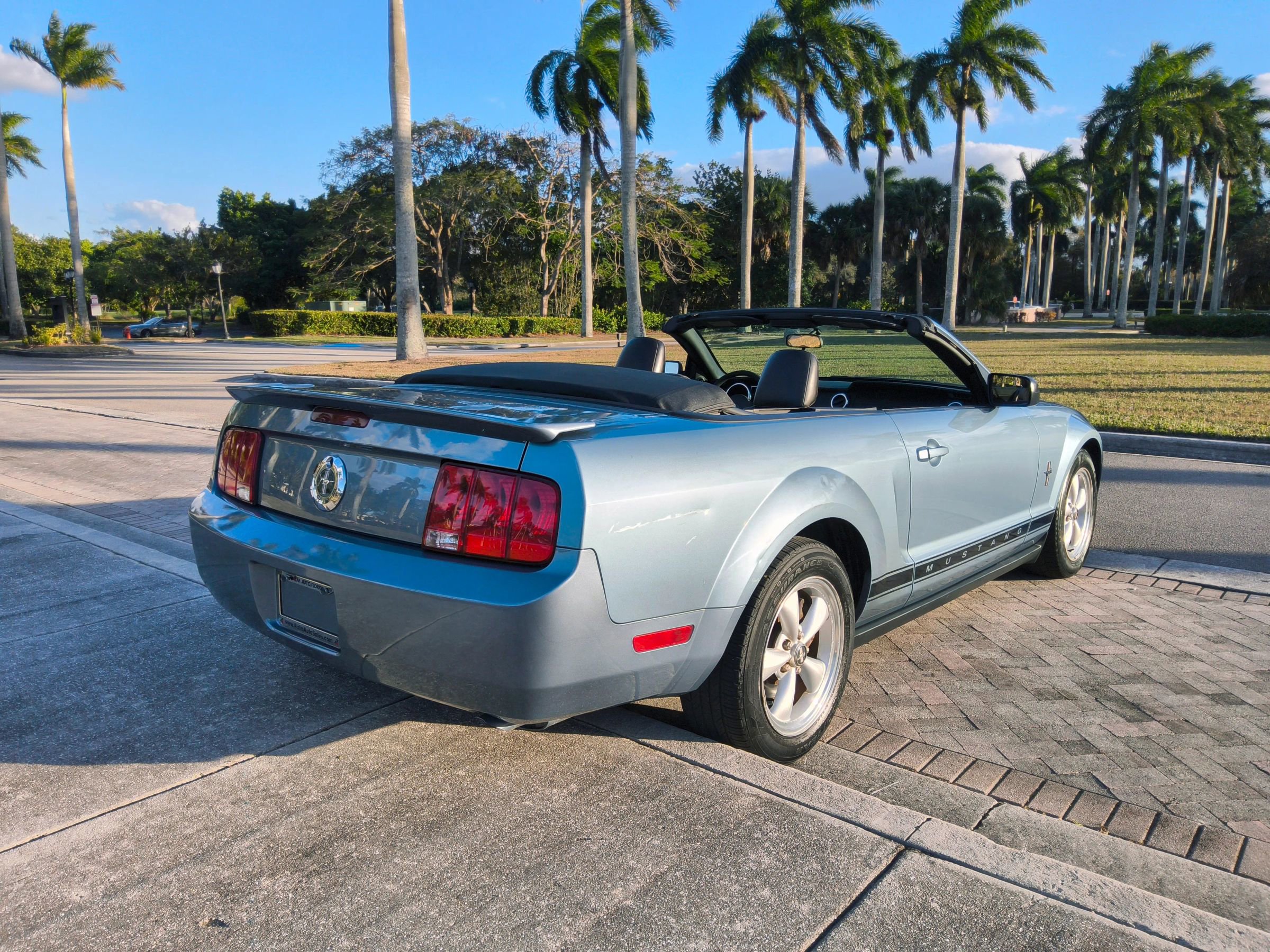 Used 2007 Ford Mustang Deluxe Convertible image 17