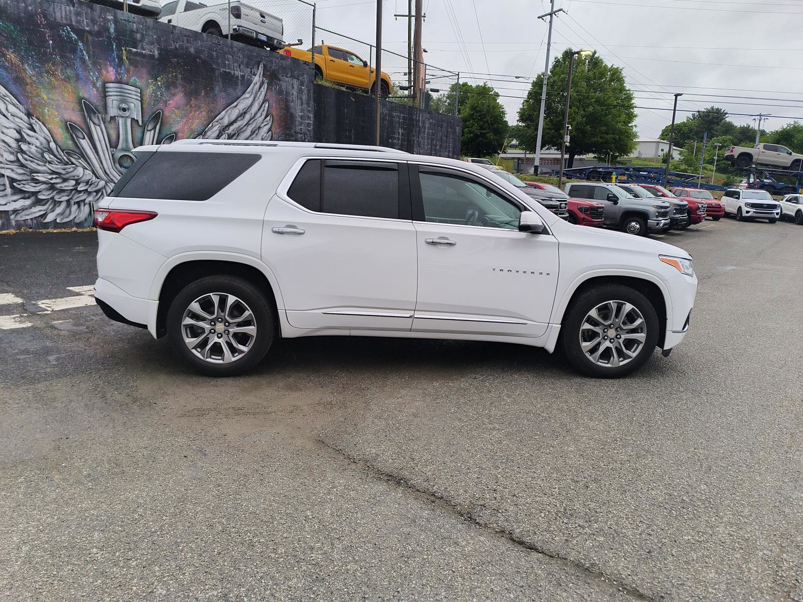 Used 2021 Chevrolet Traverse Premier FWD image 2