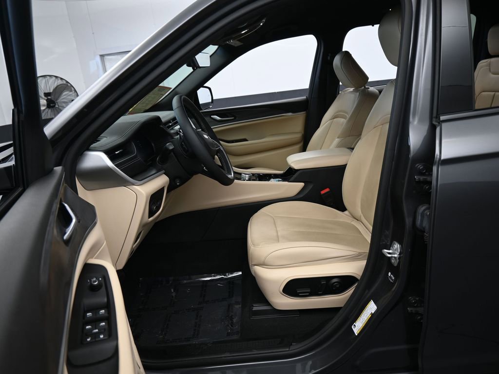 Used 2023 Jeep Grand Cherokee L Limited w/ Luxury Tech Group II AWD/4WD image 11
