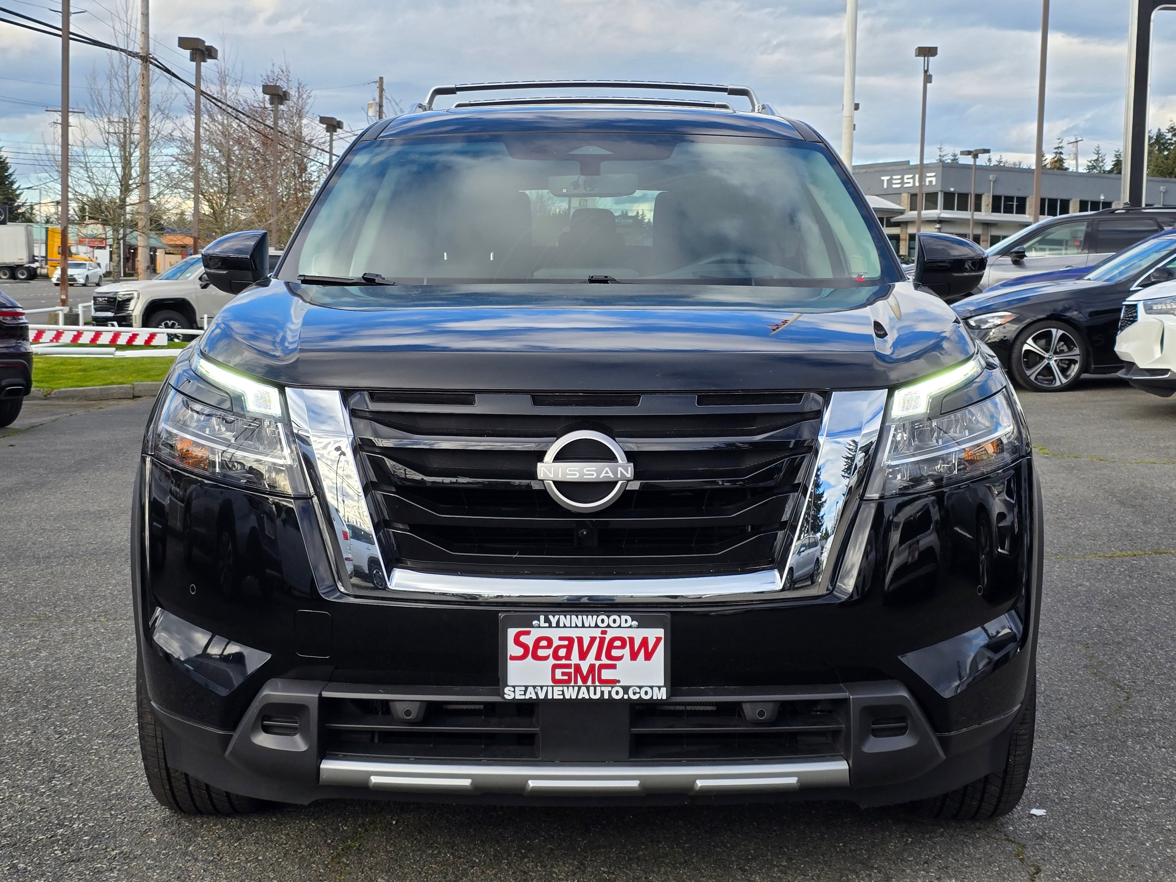 Used 2024 Nissan Pathfinder Platinum w/ Cargo Package AWD/4WD image 2