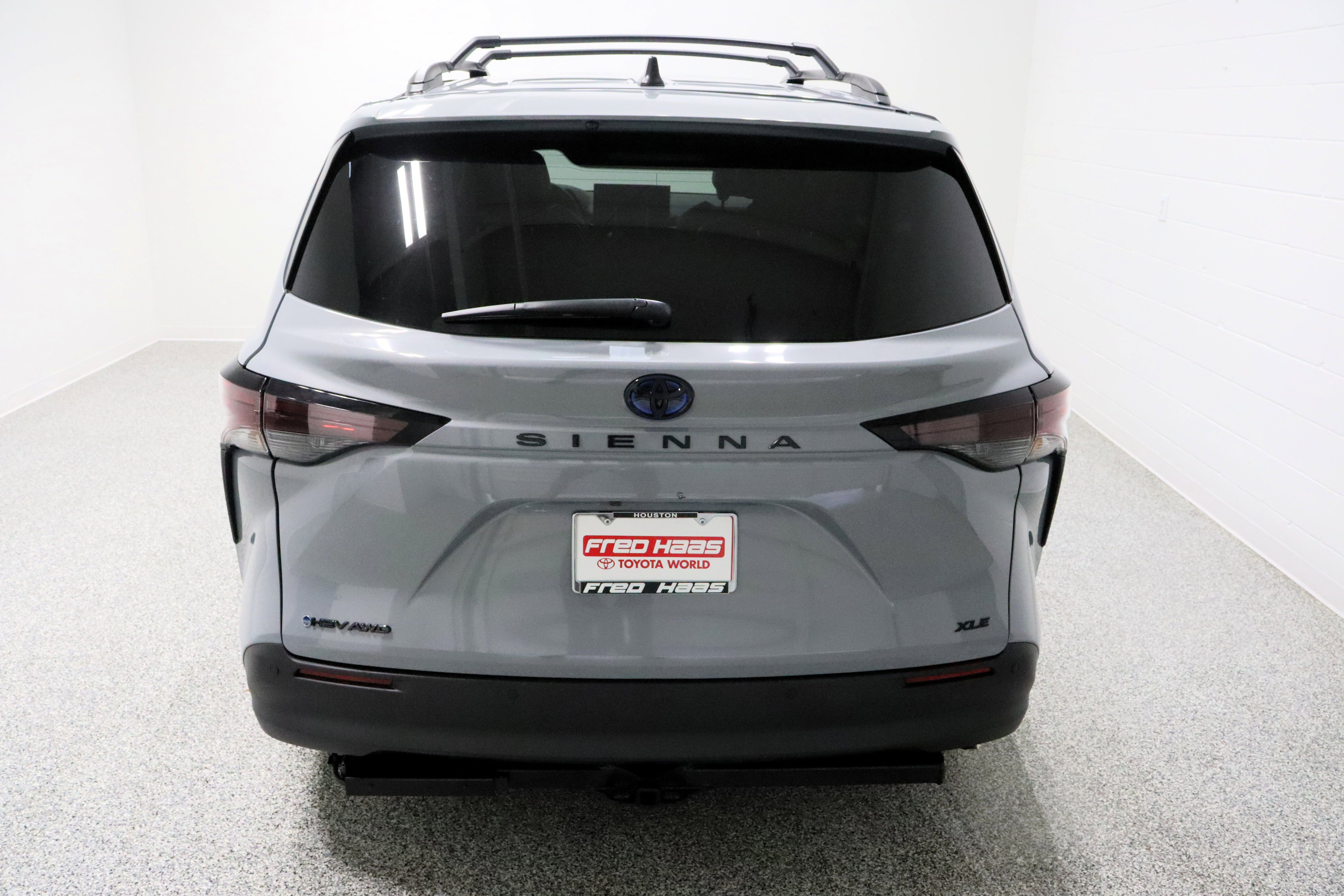 Used 2025 Toyota Sienna XLE Woodland Edition image 8