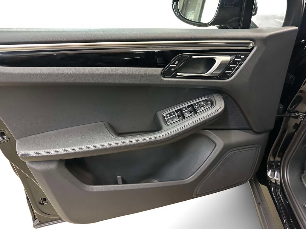 Used 2024 Porsche Macan AWD/4WD image 10