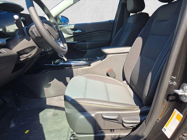 New 2026 Chevrolet Trax LT w/ Midnight Edition FWD image 4