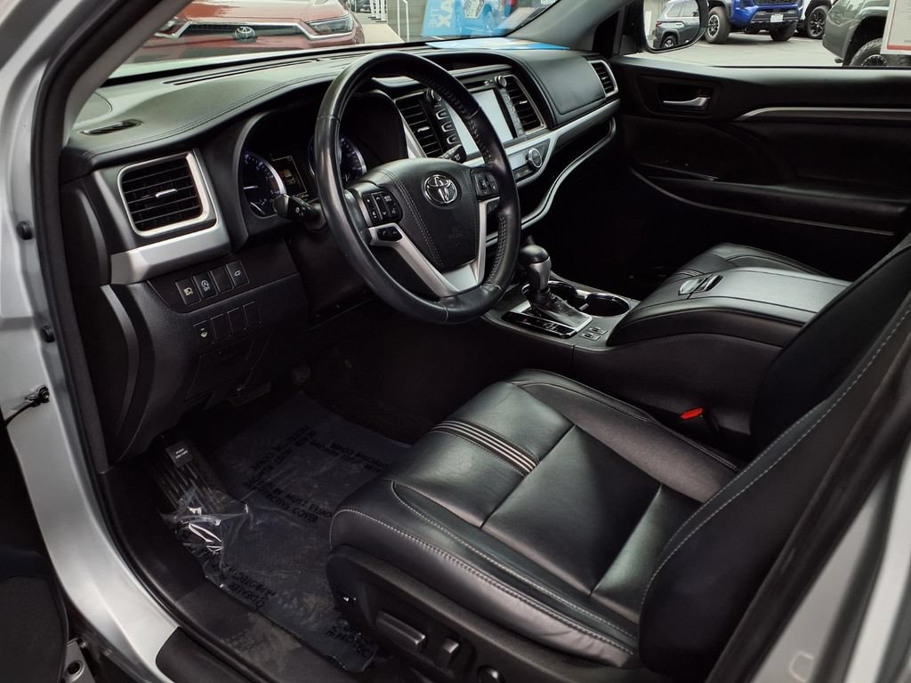 Certified 2018 Toyota Highlander SE FWD image 18