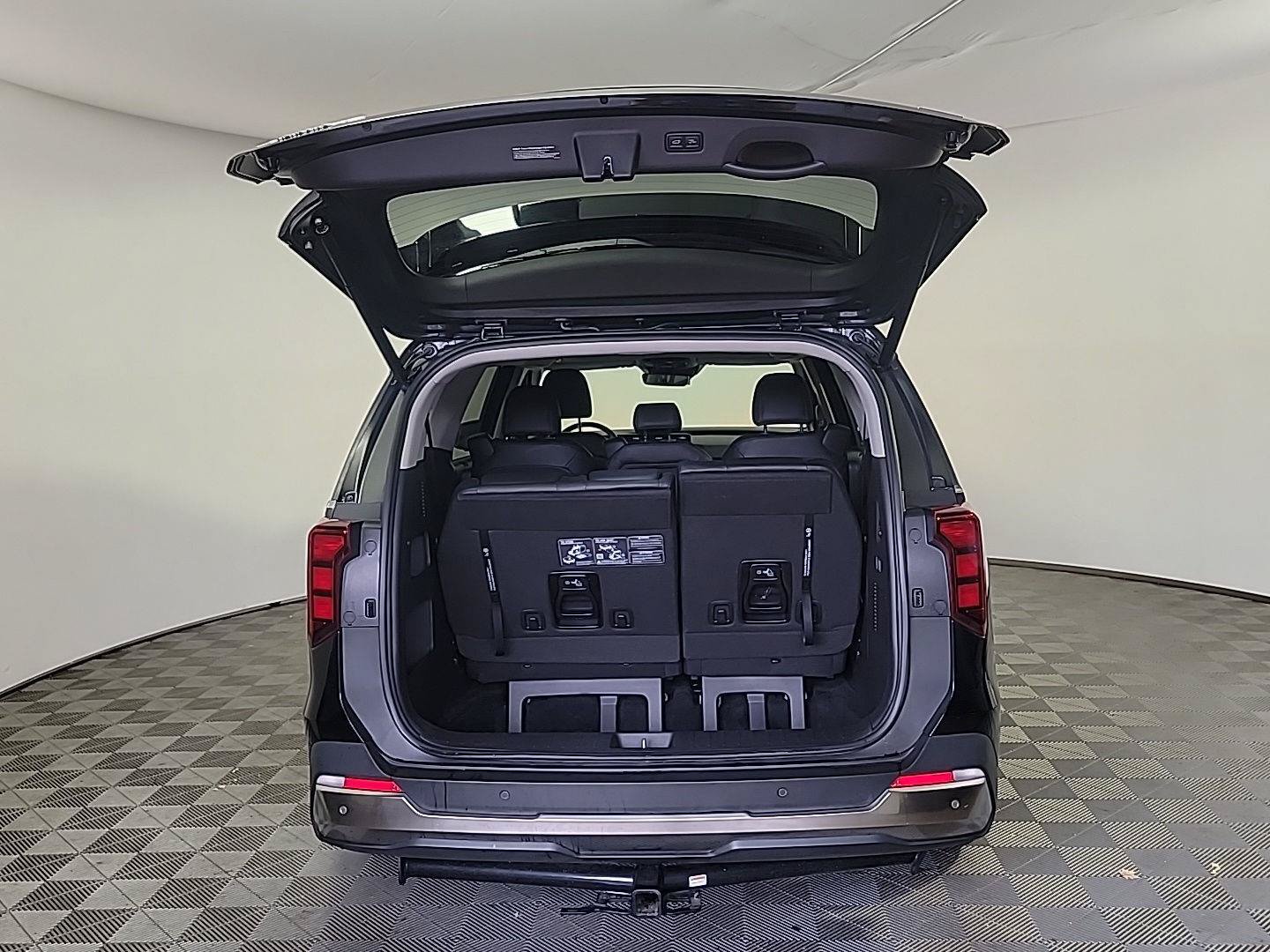 Used 2025 Kia Carnival SX FWD image 6
