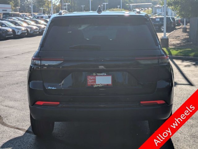Used 2024 Jeep Grand Cherokee Altitude AWD/4WD image 5