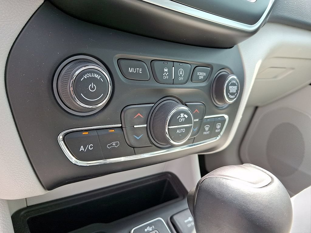 Used 2021 Jeep Cherokee Latitude Lux w/ Sun & Sound Group AWD/4WD image 25