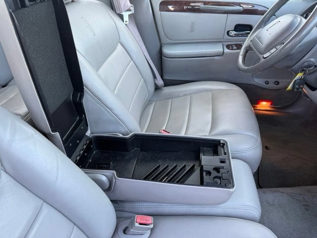Used 2002 Lincoln Town Car Executive RWD image 12