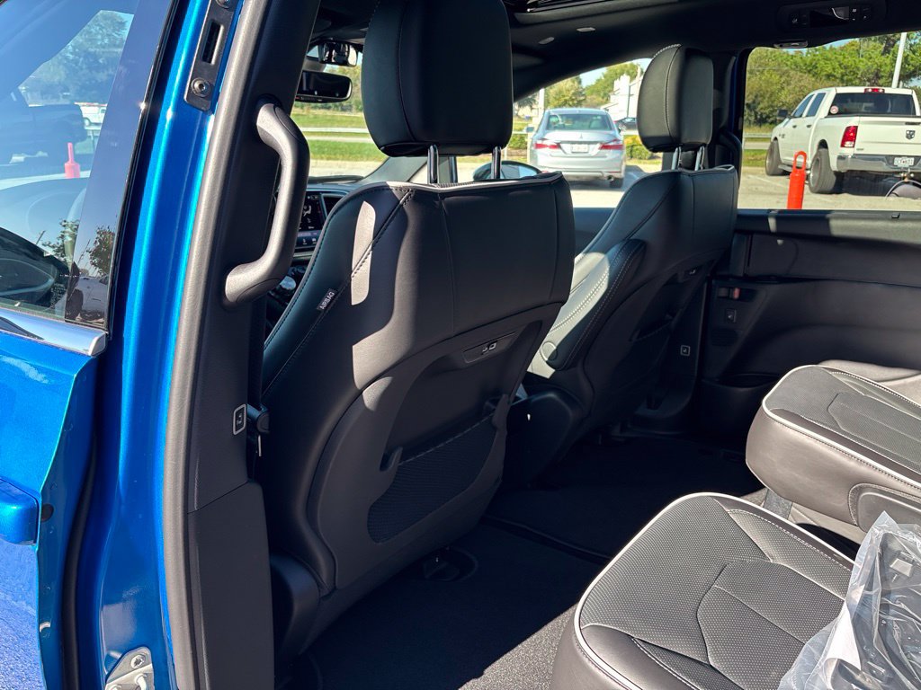 New 2027 Chrysler Pacifica Limited FWD image 16