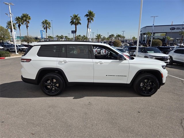 Used 2022 Jeep Grand Cherokee L Laredo image 7