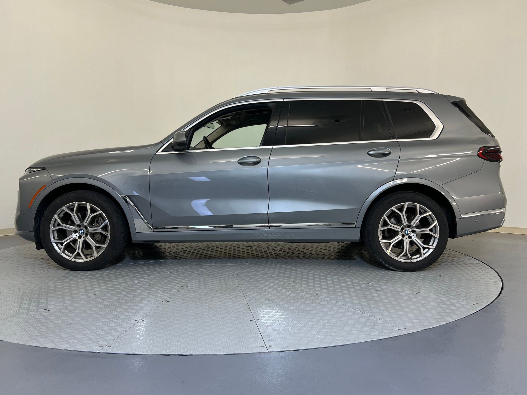 Used 2025 BMW X7 xDrive40i w/ Premium Package image 2