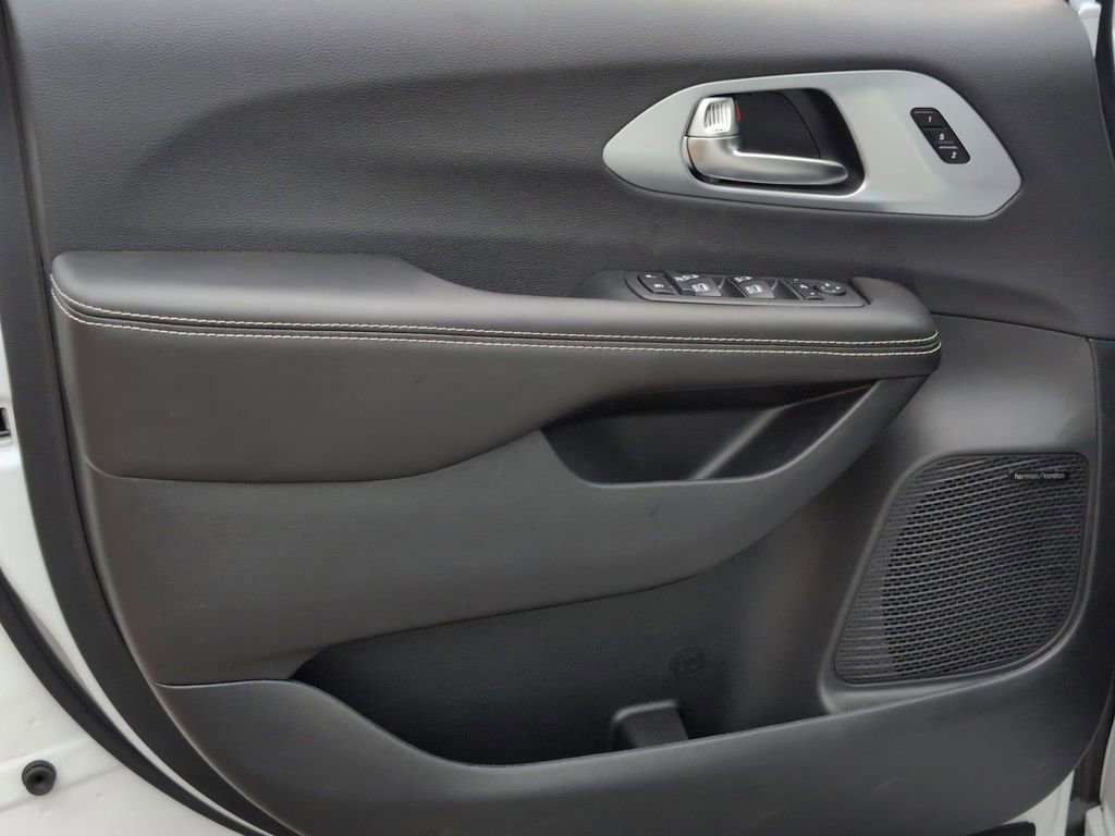 New 2026 Chrysler Pacifica Limited w/ Uconnect Theater Family Group image 11