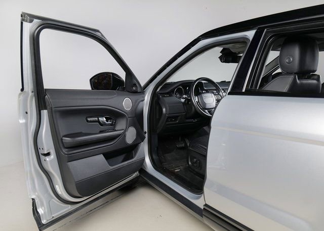 Used 2019 Land Rover Range Rover Evoque SE Premium image 25